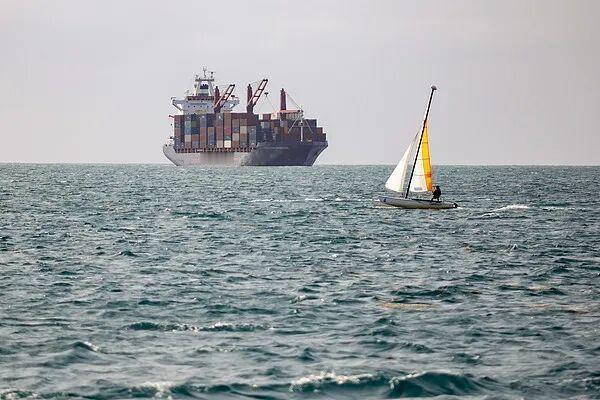 美国的“神助攻”！2025年12月13日，美国官员爆料，美军罕见突袭拦截中国商船