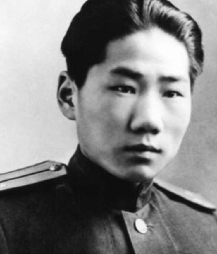 1955年，中央派人前往朝鲜挖毛岸英坟墓，可当大家刚开始挖，就突然跑过来一名妇女