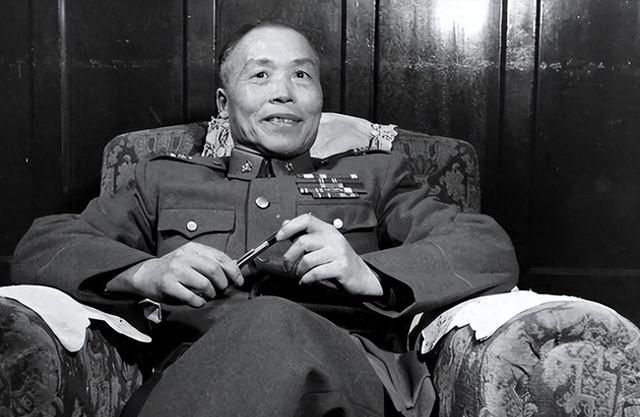 李宗仁回国后找大将张云逸道歉，张让家人回避，说了一番肺腑之言咱们把镜头拉到那个