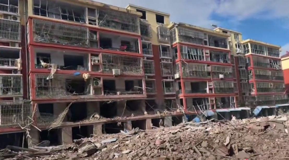 临沂居民楼爆炸前后对比，一座建在楼下的平房，害苦了很多人。这场爆炸，炸出去的石