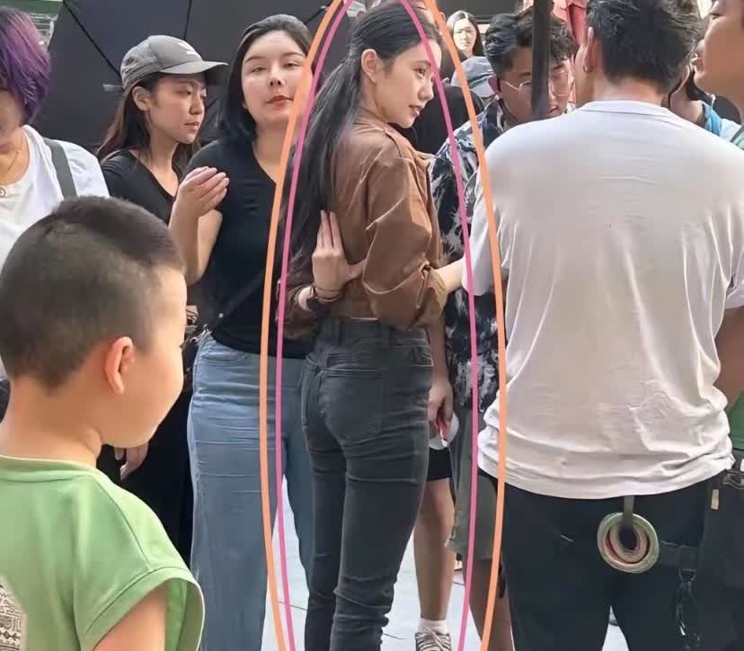 终于明白，​张艺谋为什么看好她了，​刘浩存连路人视角都这么美？瞧