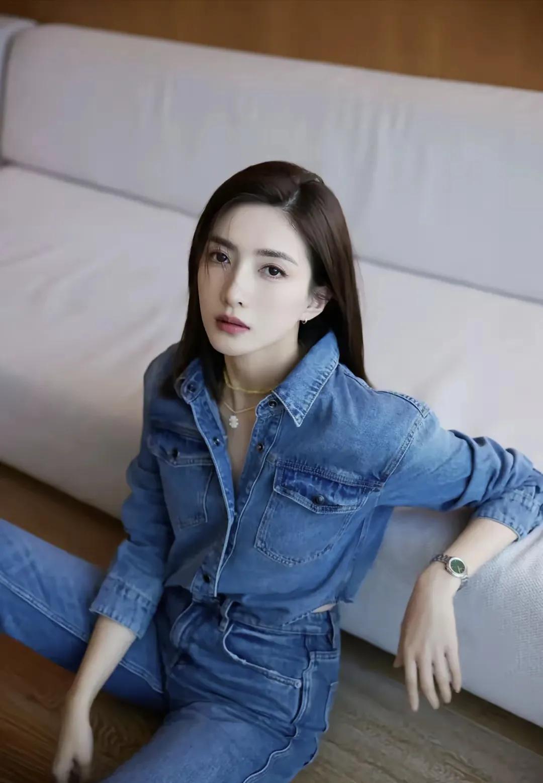 江疏影美图分享，牛仔套装，优雅美丽​​​江疏影江疏影写真照江疏影街拍照欢乐