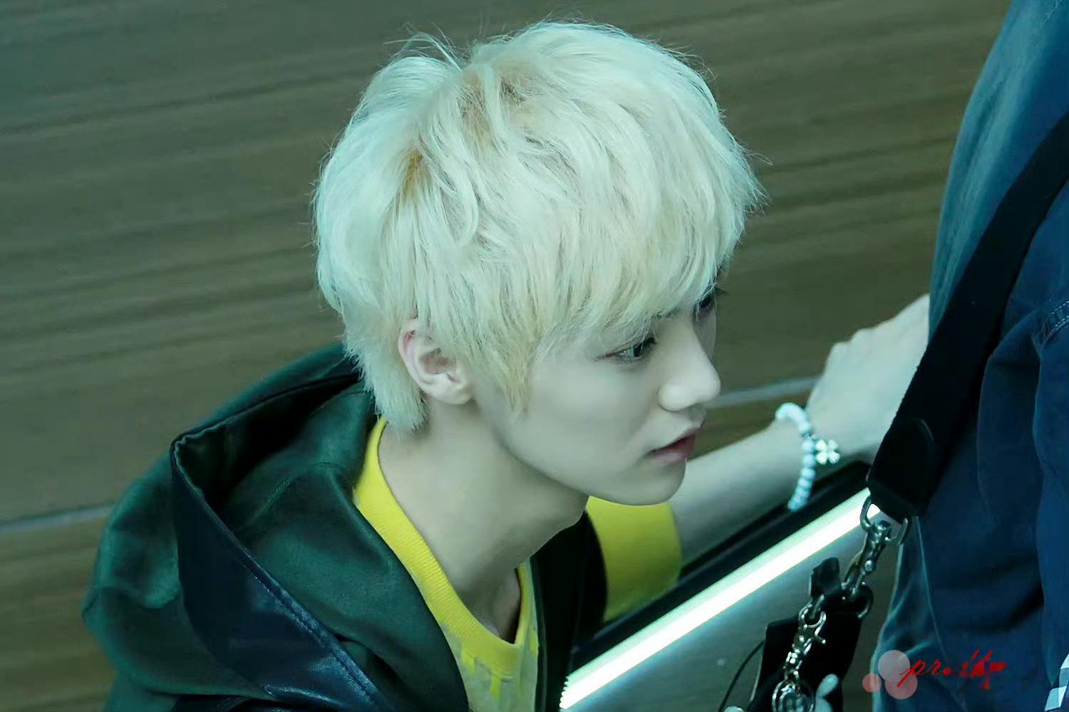 鹿晗这个发型很心水感觉以后可能看不到了（谁有更多图）