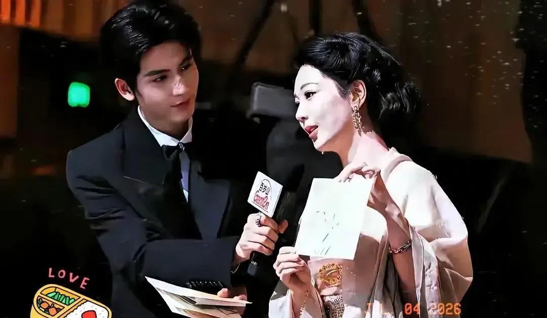 杨紫北电毕业那两年，曾经签下一份古装大戏的女一号合同。定妆照全拍完了，开机前一周