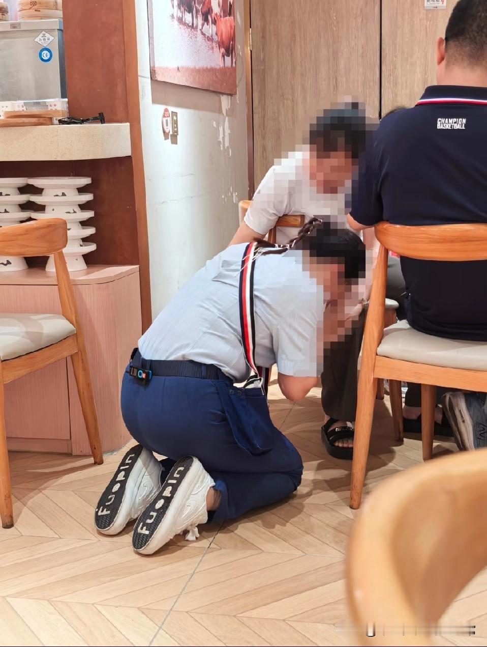 西贝店员下跪道歉，这肯定是假的！这波操作把我看傻了！本来搞个“请客吃饭”营