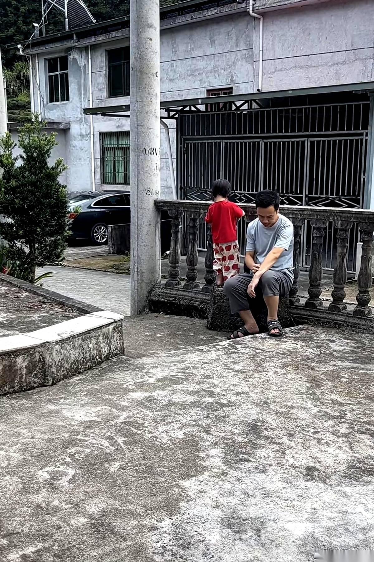 他蹲在售楼部的台阶上，猛嘬着半根烟，像个快被榨干的长工。刚签完100万、分期2