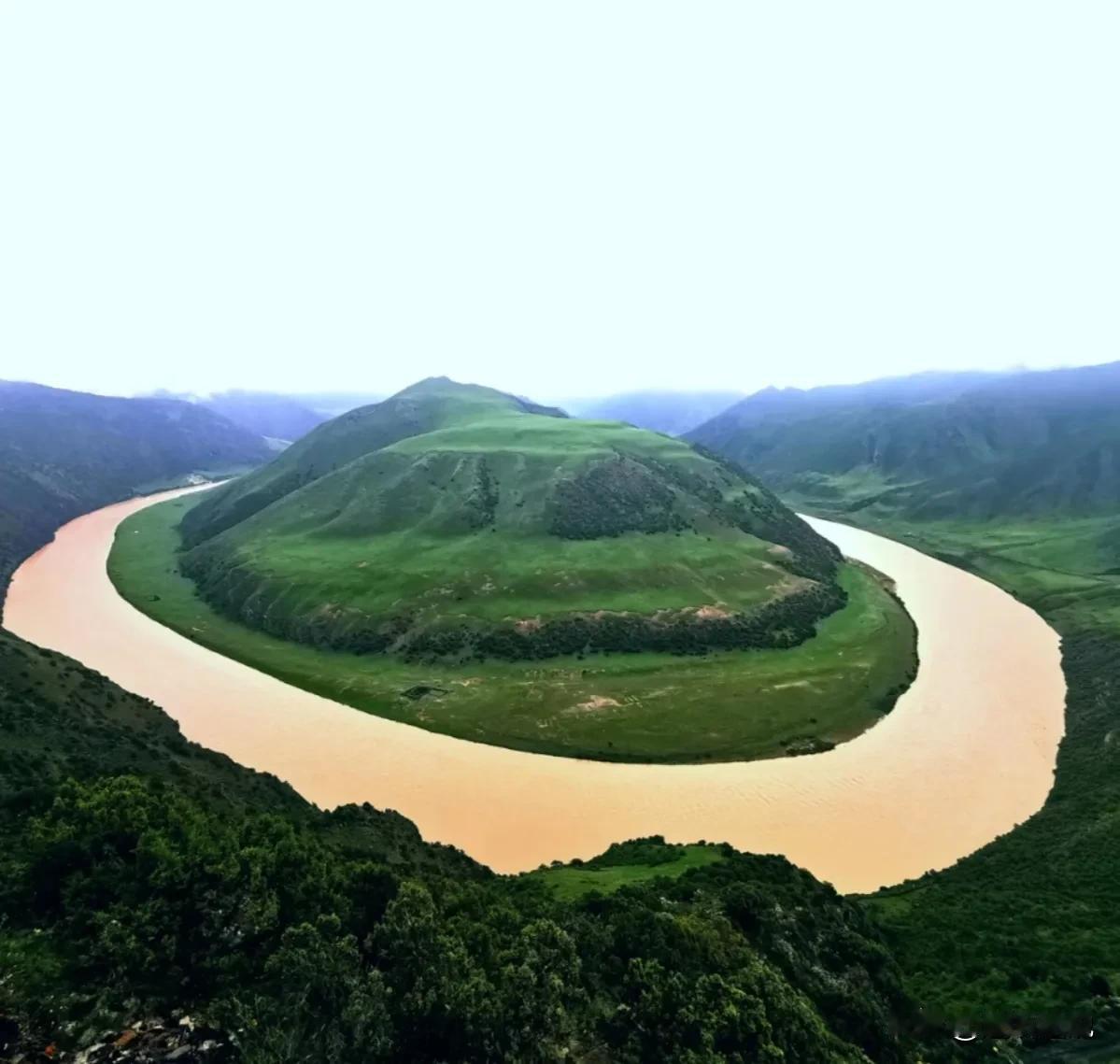 又论风水玄学之风水宝地，人们认为风水风水必须要有水。虽然说山管人丁水管财，得水为