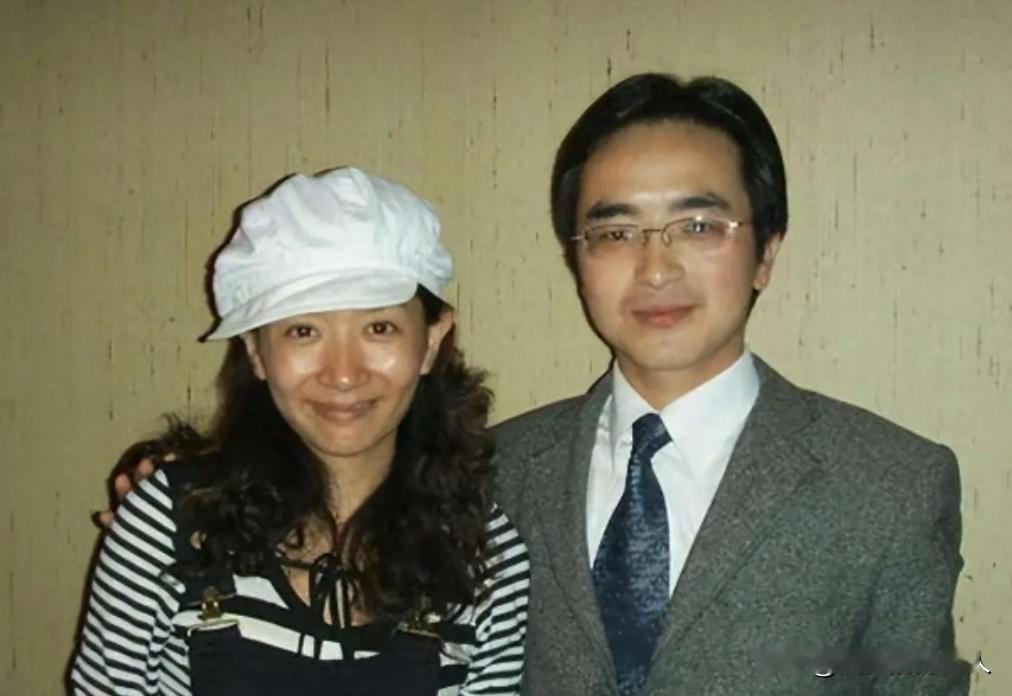 当年王芳不顾父母的反对，嫁给大自己15岁的教授，但让王芳没想到的是从怀孕到生产，