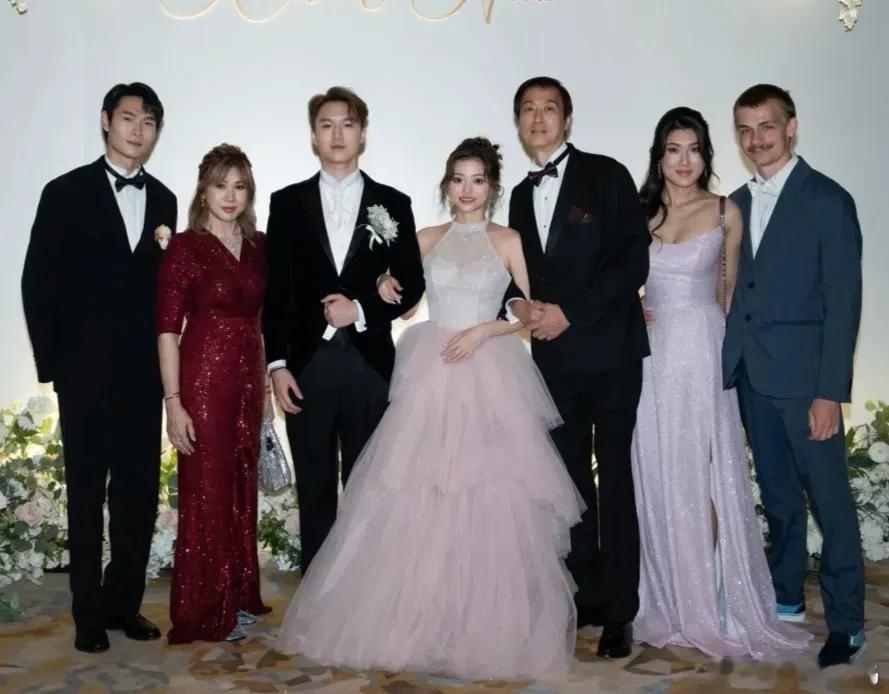 许志安初恋全家福曝光，58岁崔加宝仍貌美，与儿媳同框似姐妹。前TVB花旦崔加宝，