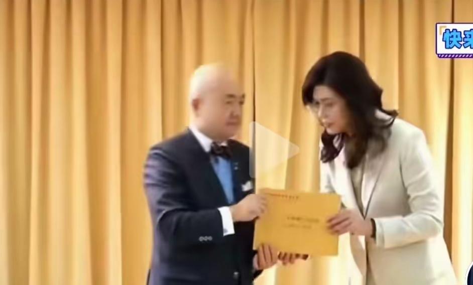郑丽文最大短板不是立场不同，而是三套面孔互相切换！有一种评价近