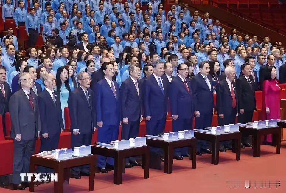 又见“现任”和“前任”们同框出席活动，这里的现任是指越南在任四驾马车(苏林、陈青
