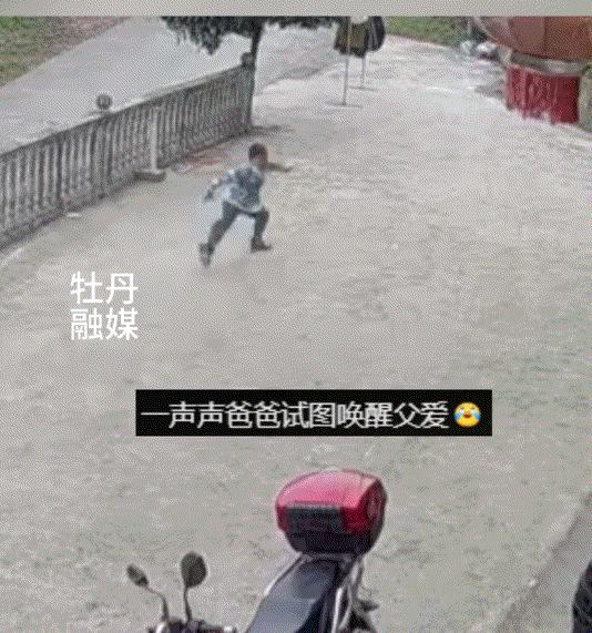 笑不活了，云南，一小男孩因为不听话，爸爸骑着车拉他回家后，便拿出一根棍子准备对其