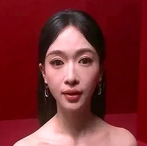姐妹们快来看！吴谨言最新活动生图把我惊到了！镜头怼到脸上拍签名时，能明显