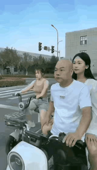 这也太倒霉了吧，男子在十字路口等红绿灯的这个空档，用手习惯性的摸了摸坐在后座的老