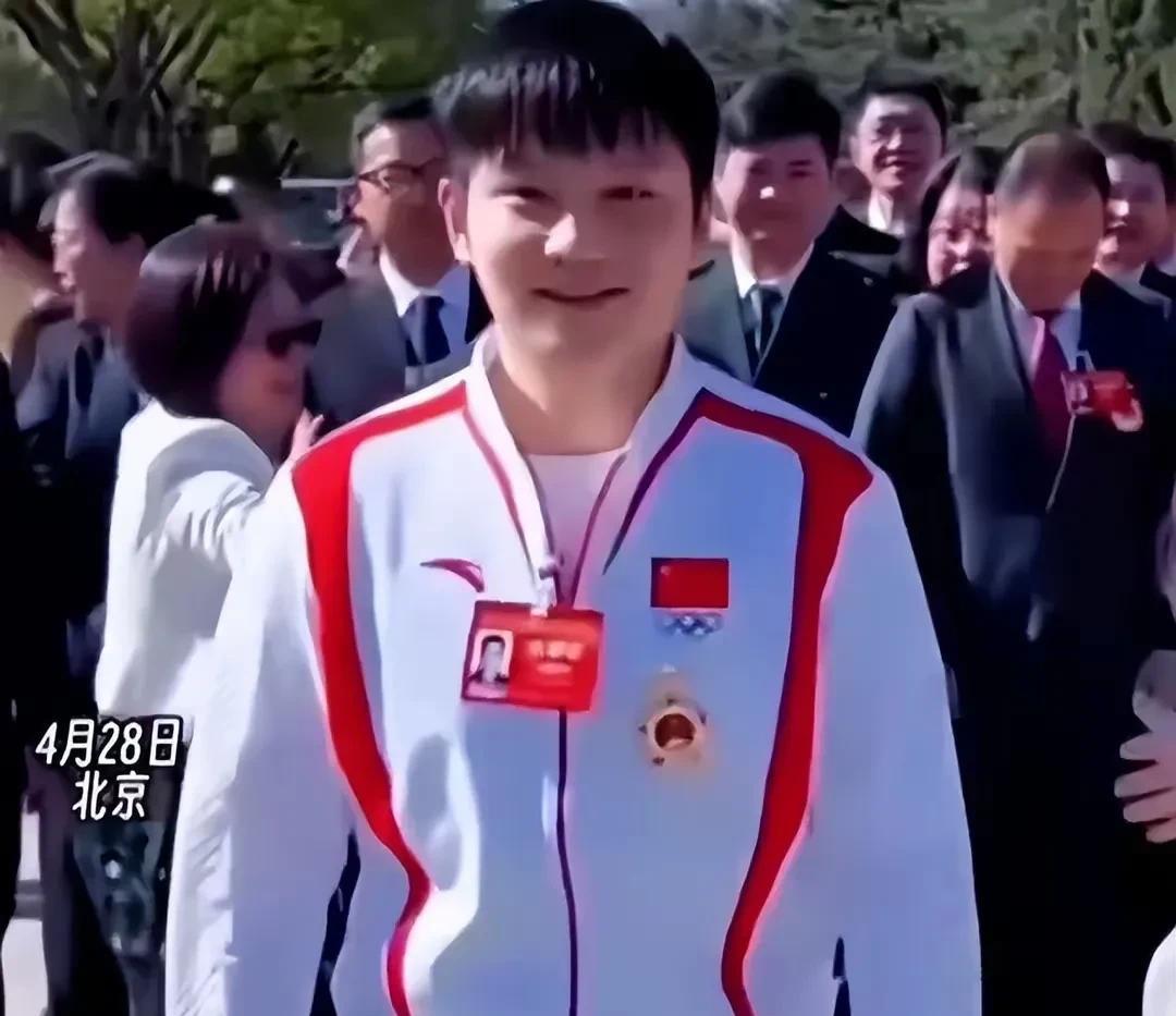 发现个问题，王曼昱五一领奖穿的是国乒队新发的黄色队服。而樊振东仍旧穿着巴黎奥运会