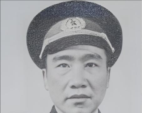 他是从山洞走出的将军，1955年，在举行授衔仪式之际，他却猛地一把扯下肩章，而