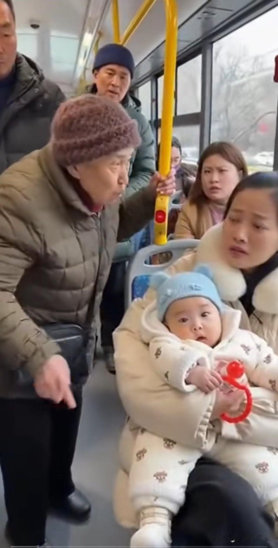 公交车上，一女士抱着孩子上车了，一个小学生一见，起身让座让女士坐下了，一老太太看