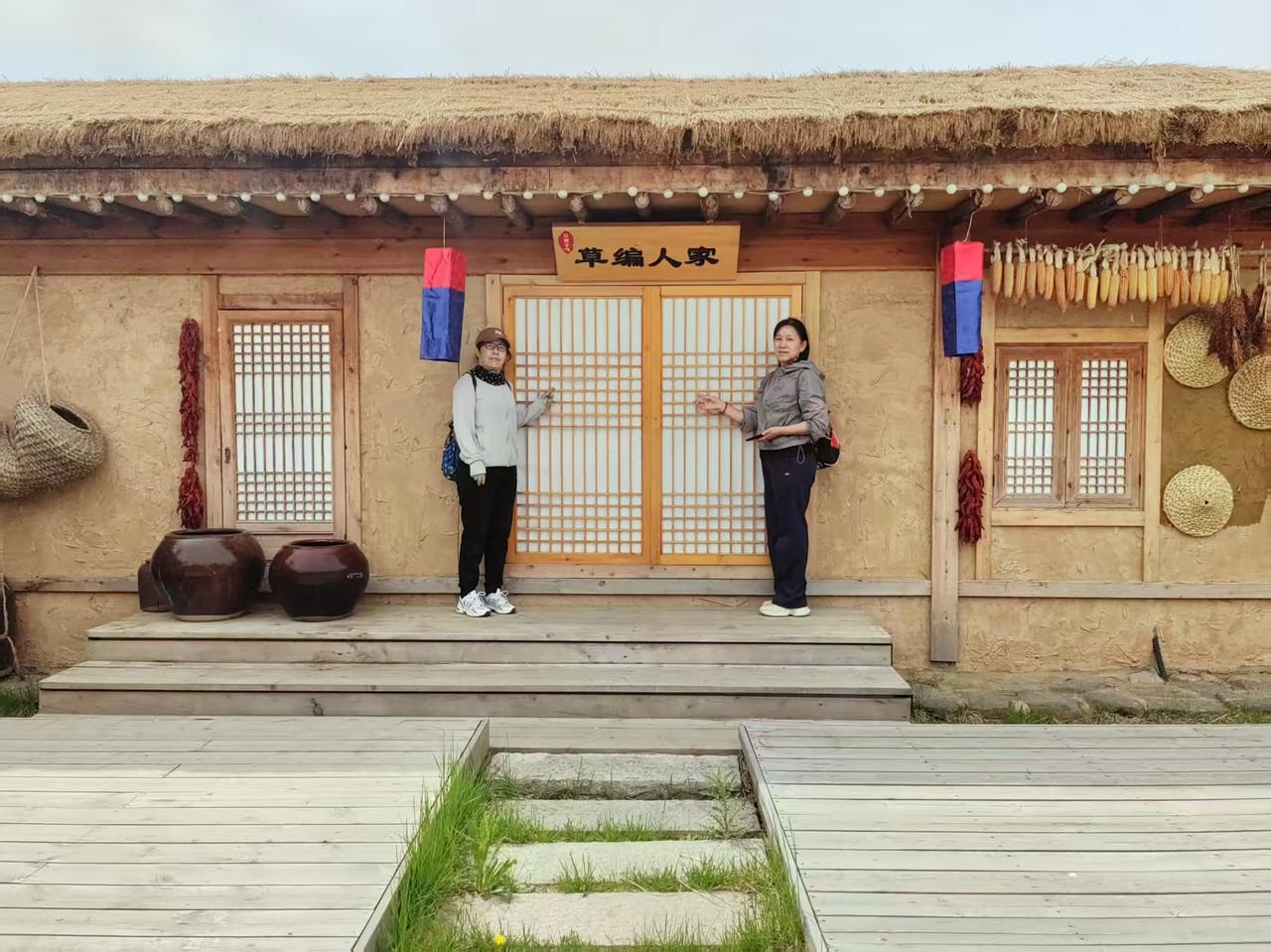 我同学本来在四年前55岁就应该退休了，一查档案，竟然入团申请书和年龄不符，如果在