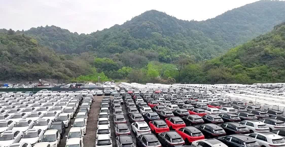 汽车市场最近可太“热闹”！最新数据显示，汽车库存已经突破350万辆，4S