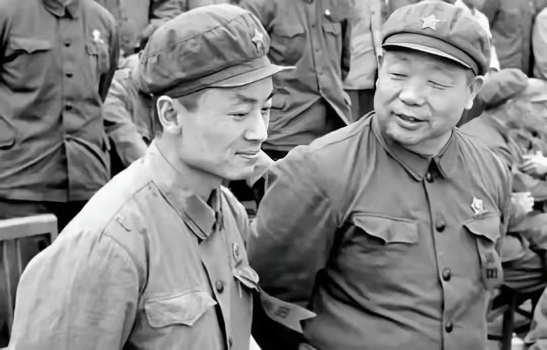 1947年冬天，六纵行军到麻城，找个农民带路。带了几里地，农民不肯走了，说家
