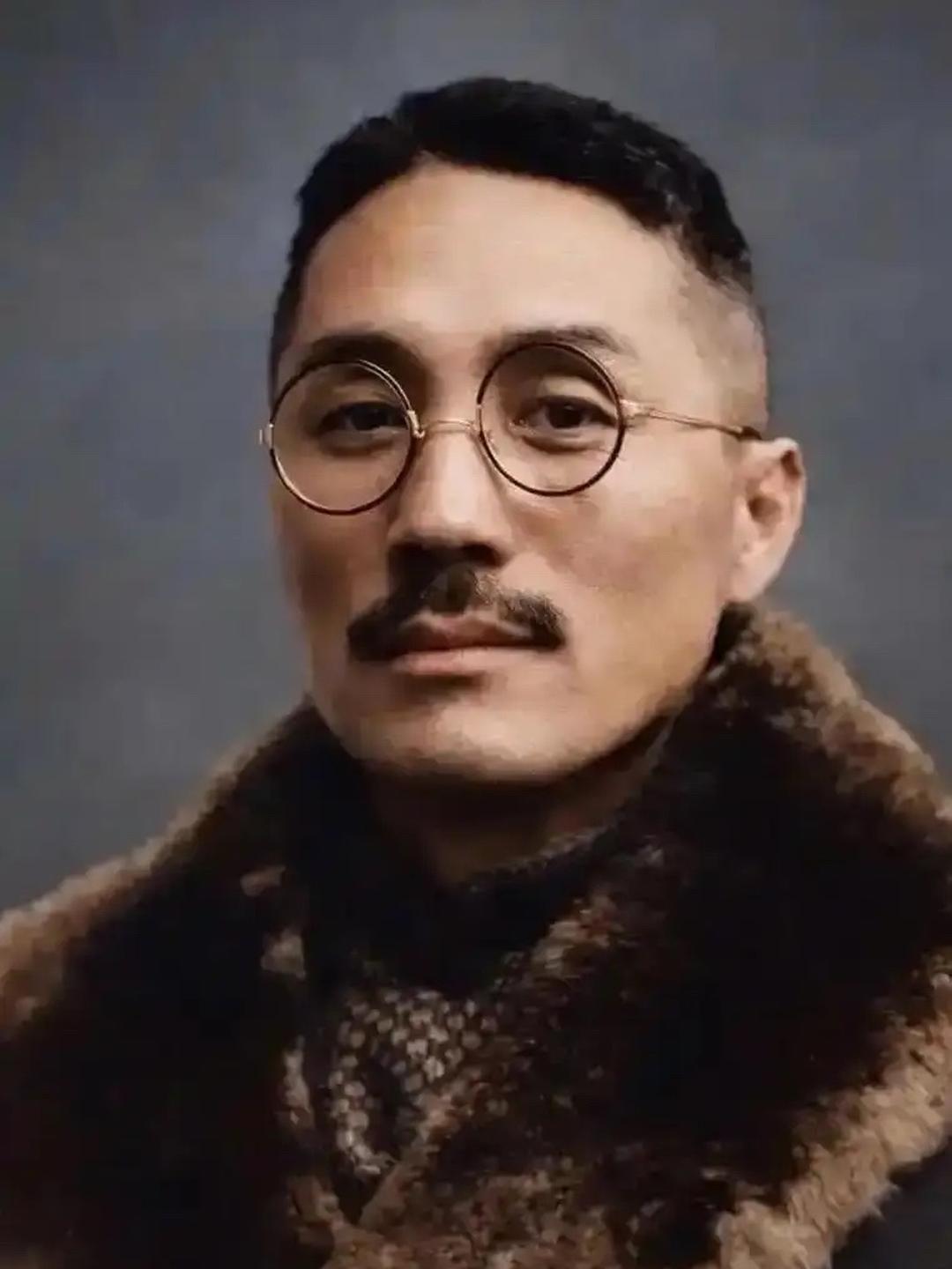 1933年的一天，戴笠获取王亚樵在上海的住址后，带着大批特务破门而入。戴笠到了卧