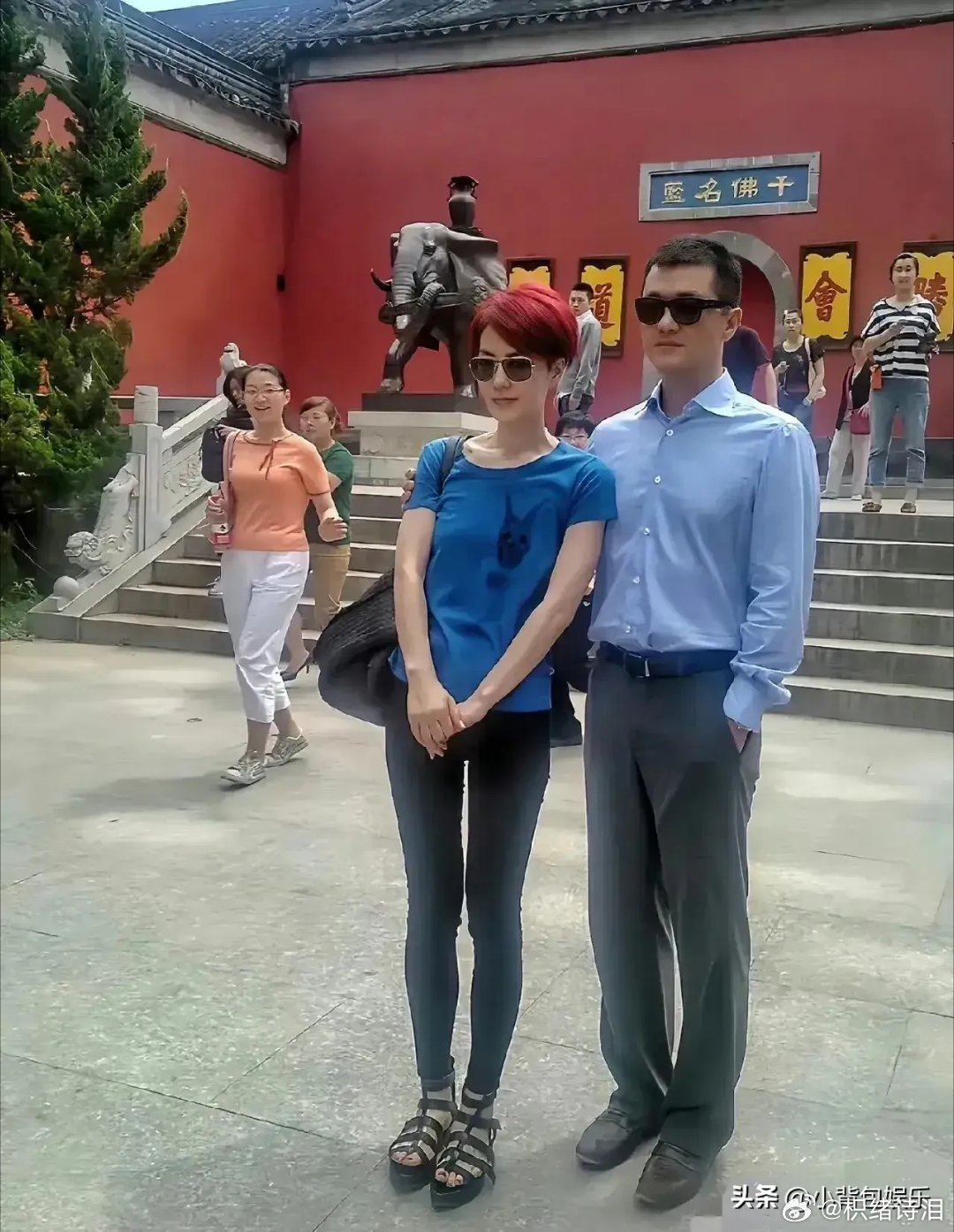 王菲年轻时候和李亚鹏icon旅游时拍的合影，感觉那时候的她穿着不时尚，好土呀，特别是脚上的凉鞋​