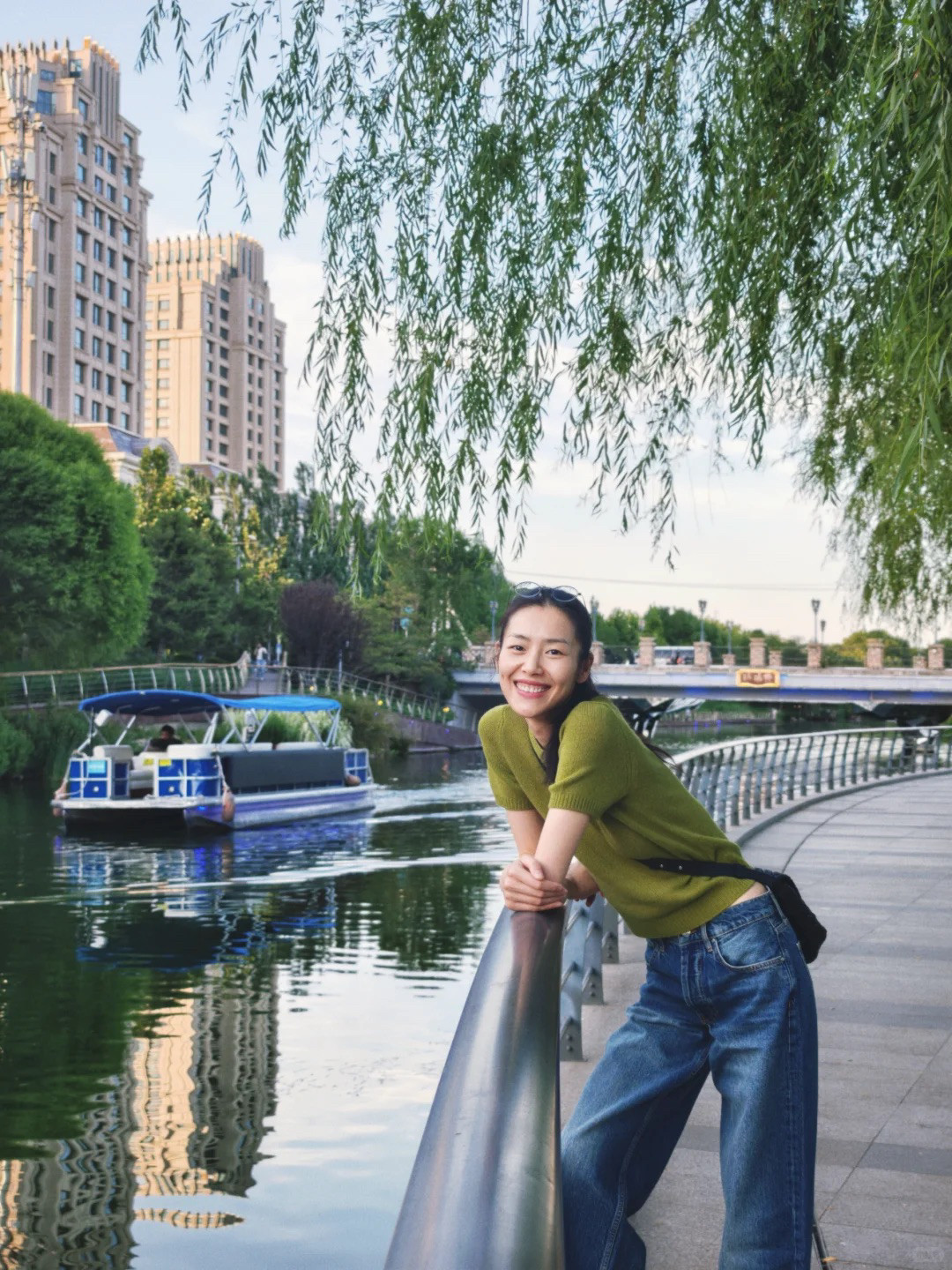 大表姐刘雯总是能把基础款穿得很好看呀！比如这次的果绿色针织衫，搭配一条高腰的蓝色牛仔裤，依然是选择了