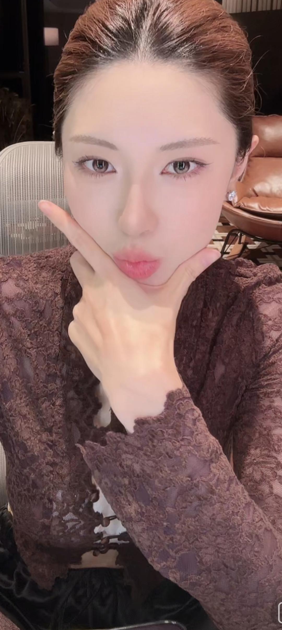 这姑娘穿着蕾丝衣服，在摆姿势。