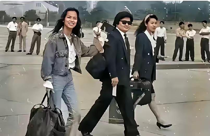 一张珍贵老照片，曾经火的一塌糊涂的两位歌星，你还能认出来是谁吗？
