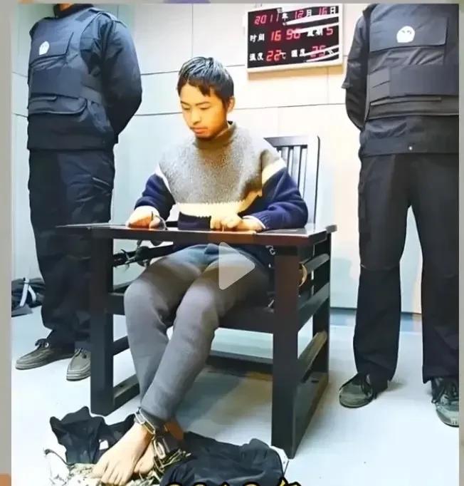 这是2013年，王海剑在执行死刑前接受心理疏导的照片。王海剑自学炸药技术，策划