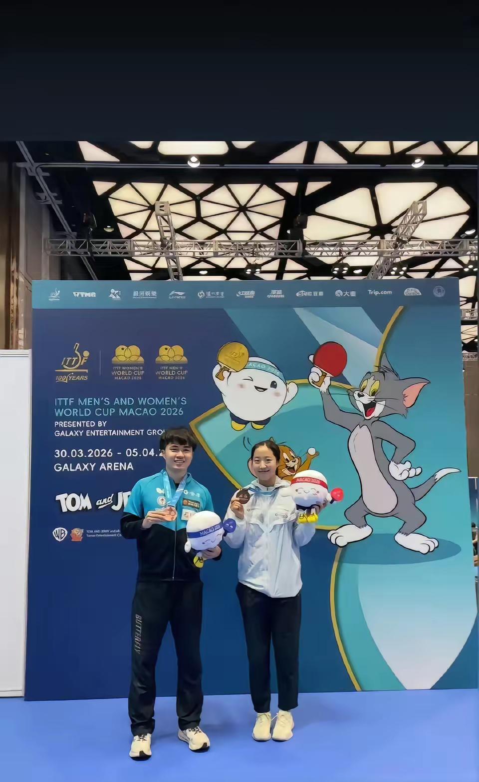 谁能想到，澳门世界杯落幕的凌晨一点多，乒坛还能爆出这么暖心的名场面！申裕斌忙完颁