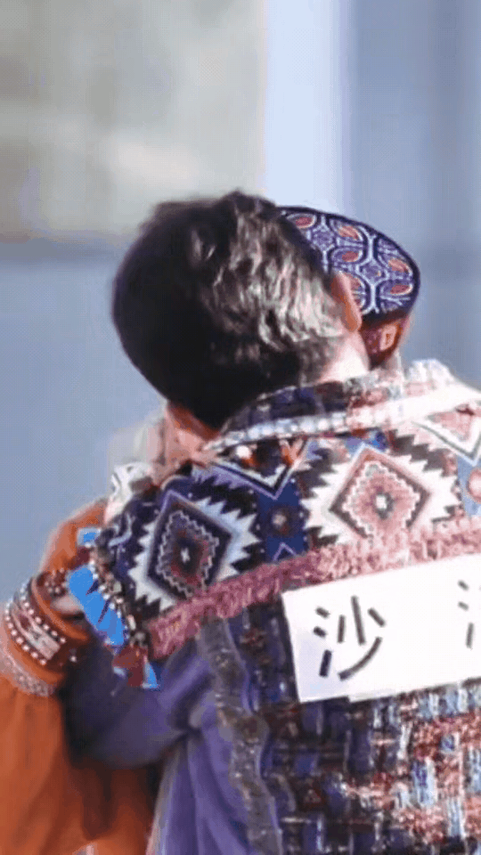 我觉得沙溢这波被黑的有点惨，起因是这次跑男的新疆路透，沙溢在亲吻宋雨琦额头，其实