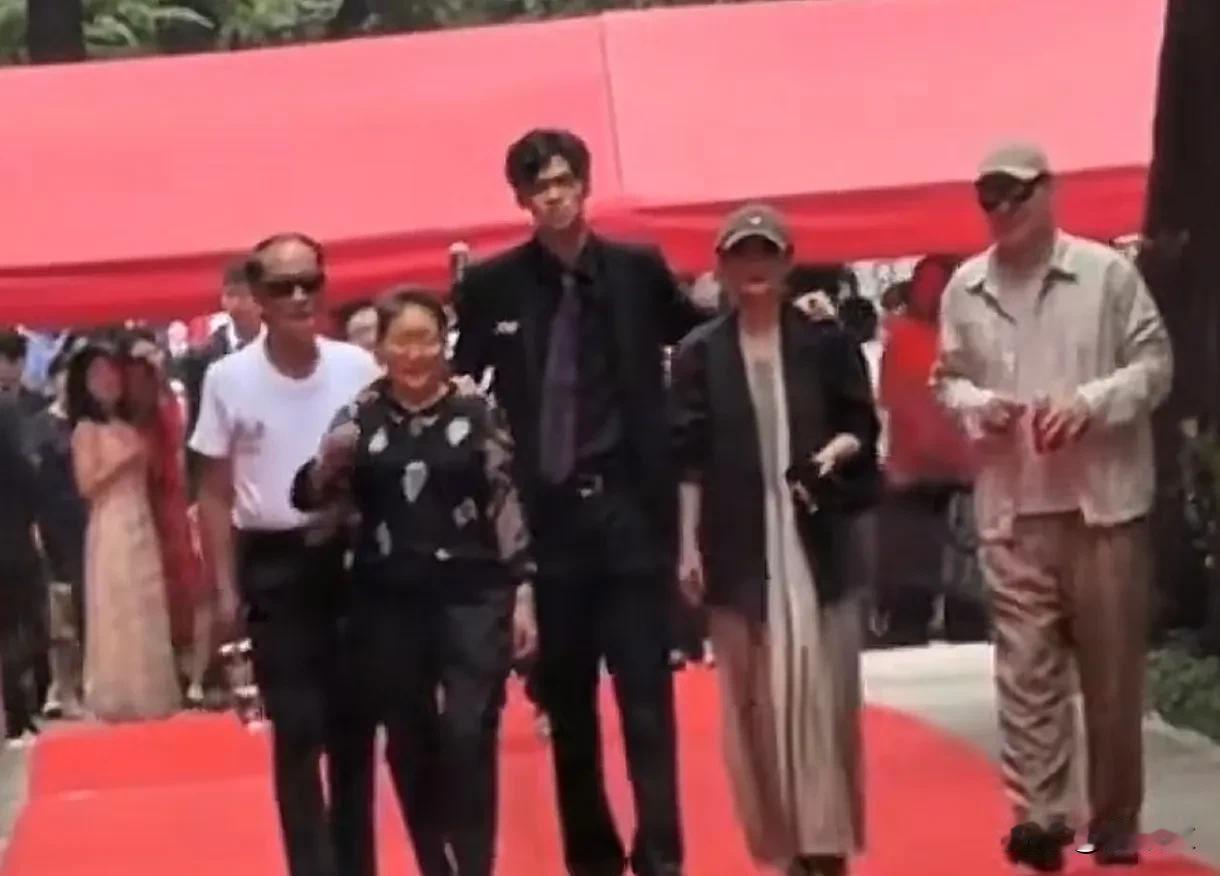 人不能既要又要！当很多人惋惜，蒋勤勤的儿子没能遗传妈妈美貌的时候，看到儿子的身