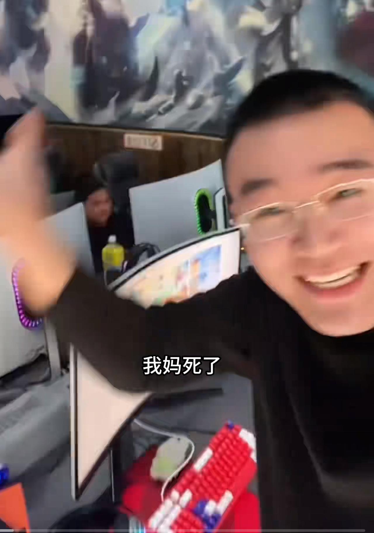 网红周二磊的经历堪称“离谱版奋斗史”：当年他直播赚得盆满钵满，一天广告费就十几万