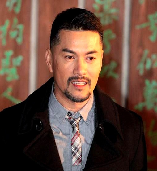 当年看《上海滩》，周润发的许文强迷倒大片观众，吕良伟演的丁力愣头愣脑，颜值被压得毫无还手之力，谁能想