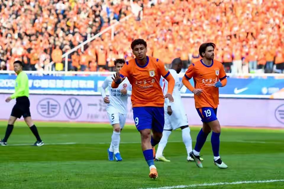 山东泰山队3:0完胜辽宁队有四点不得不说1.不得不说新外援阿尔瓦罗是真的强