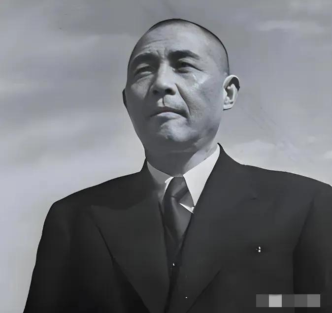 1938年6月15日，汉口洞庭街，国民党航空委员会主任钱大钧带两名卫兵，径直闯进