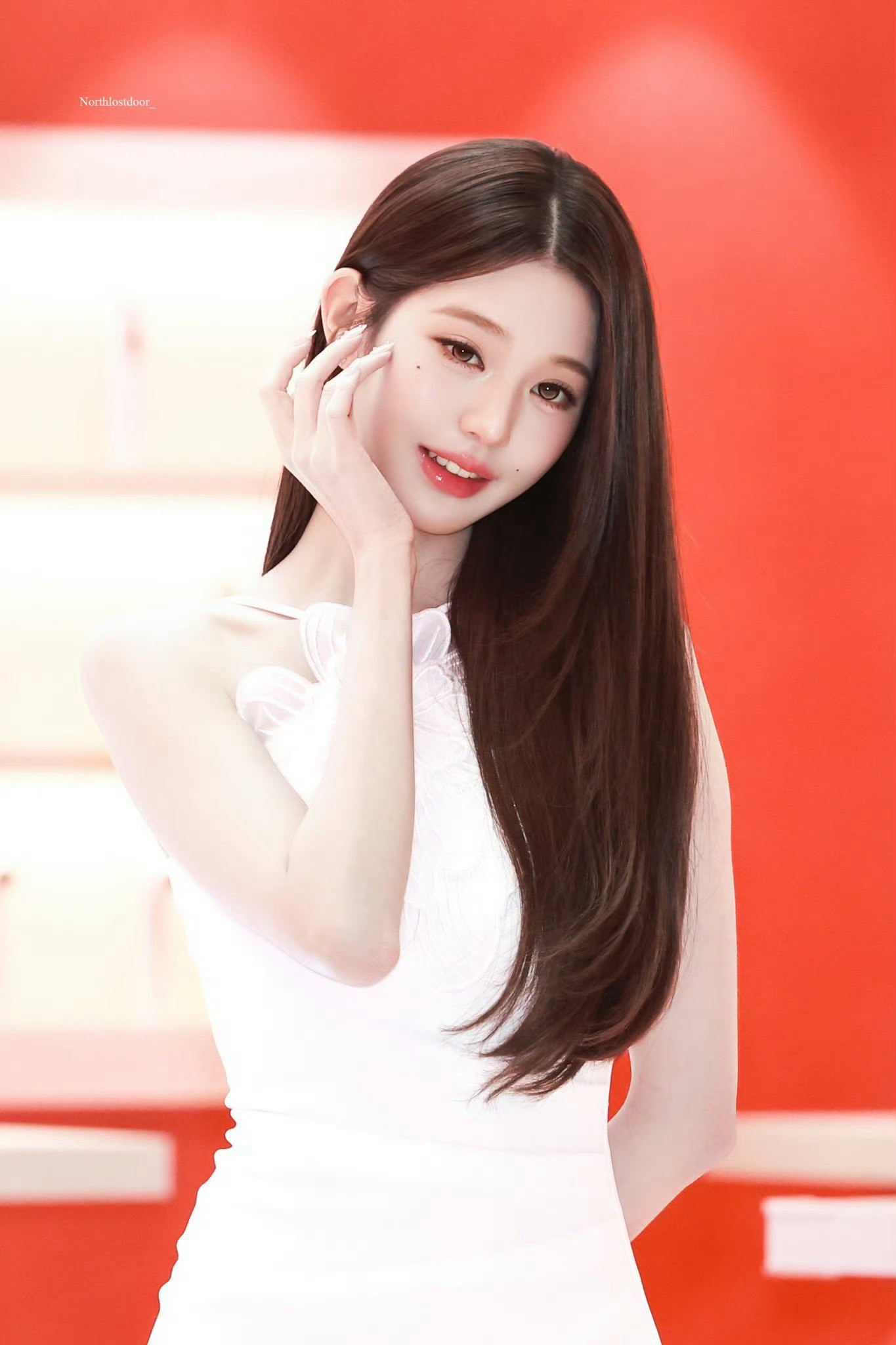 姐姐诠释何为巴掌脸太美太美太美了张元英挂脖白色连衣裙