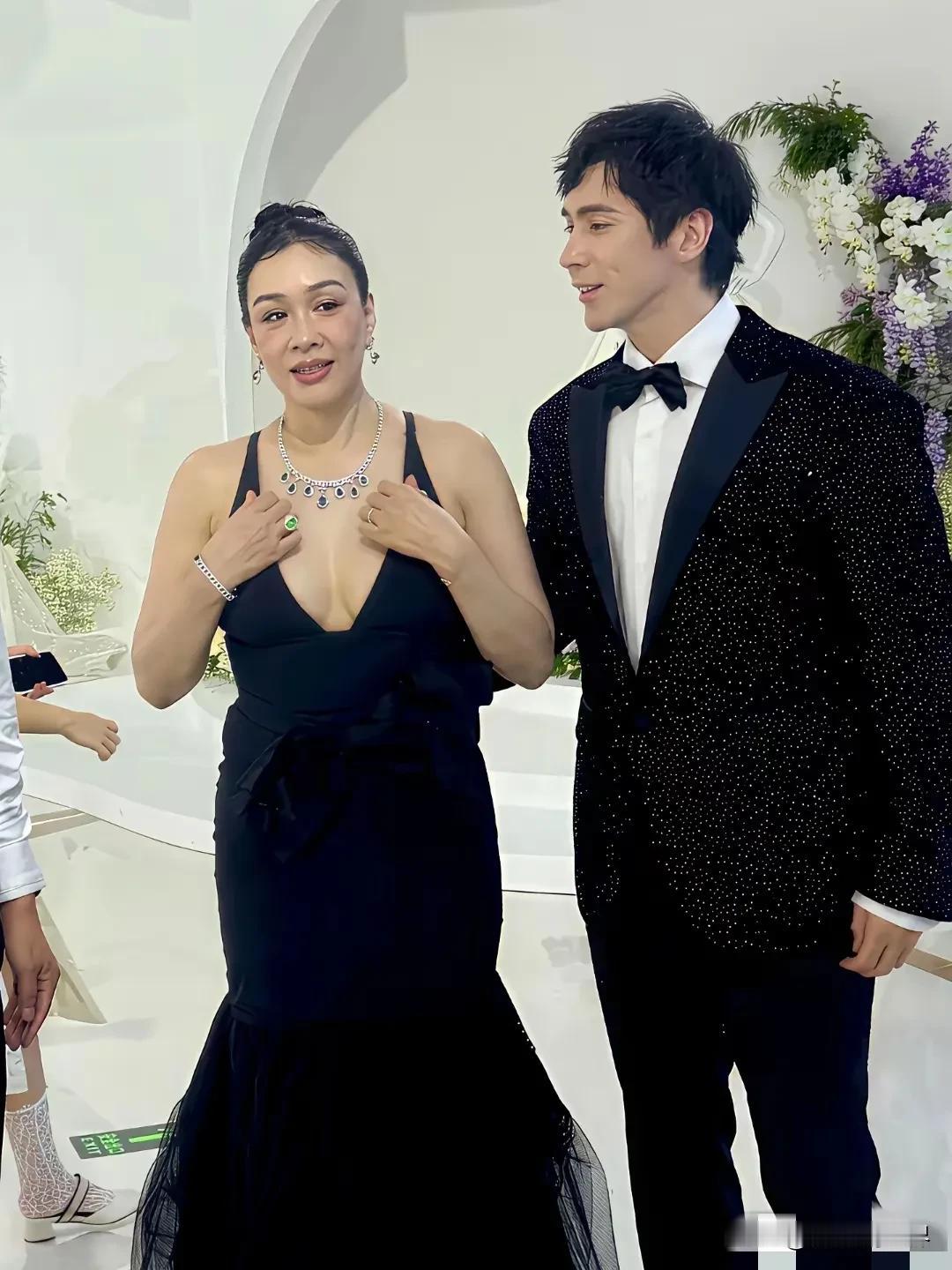 哎，年纪大了不可怕，可怕的是自认为自己还很年轻，穿着像年轻时那样豪放、奔放[奸笑