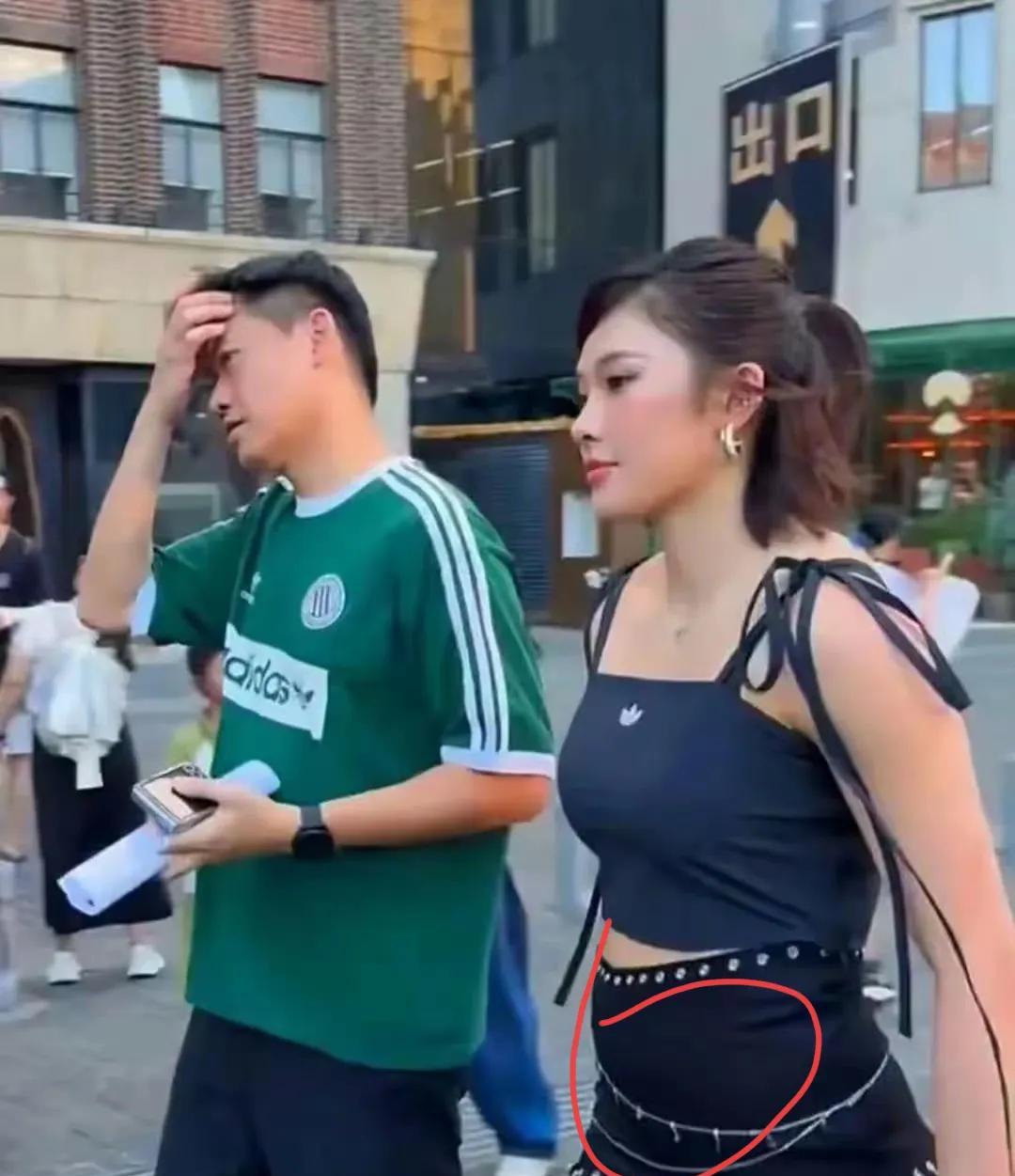 吴艳妮这两天是不是有点发福，小肚子都突起了！图中的她明显比以前圆润了不少，肩宽