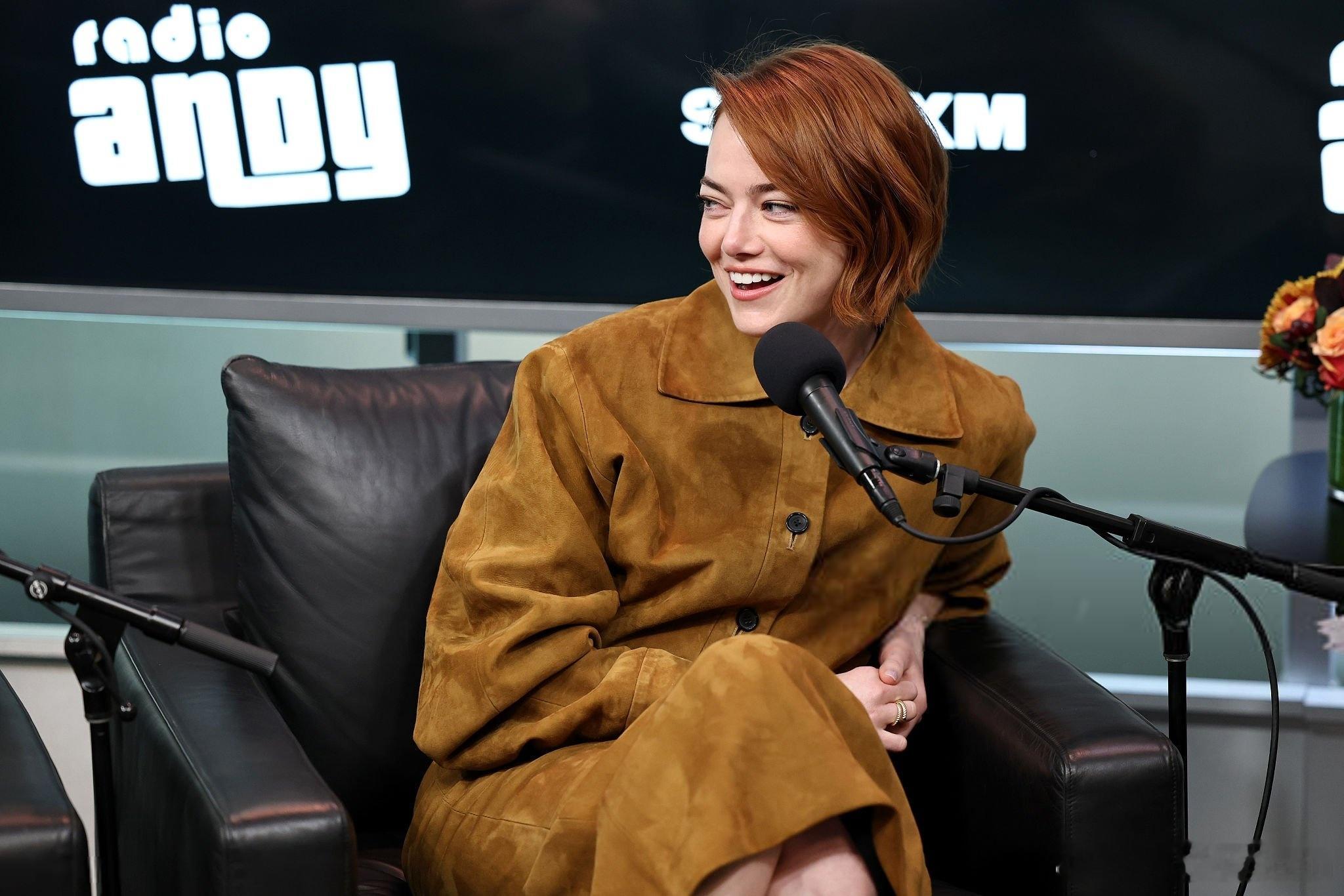 Emmastone艾玛斯通在纽约做客SiriusXM电台，继续和《Bugoni