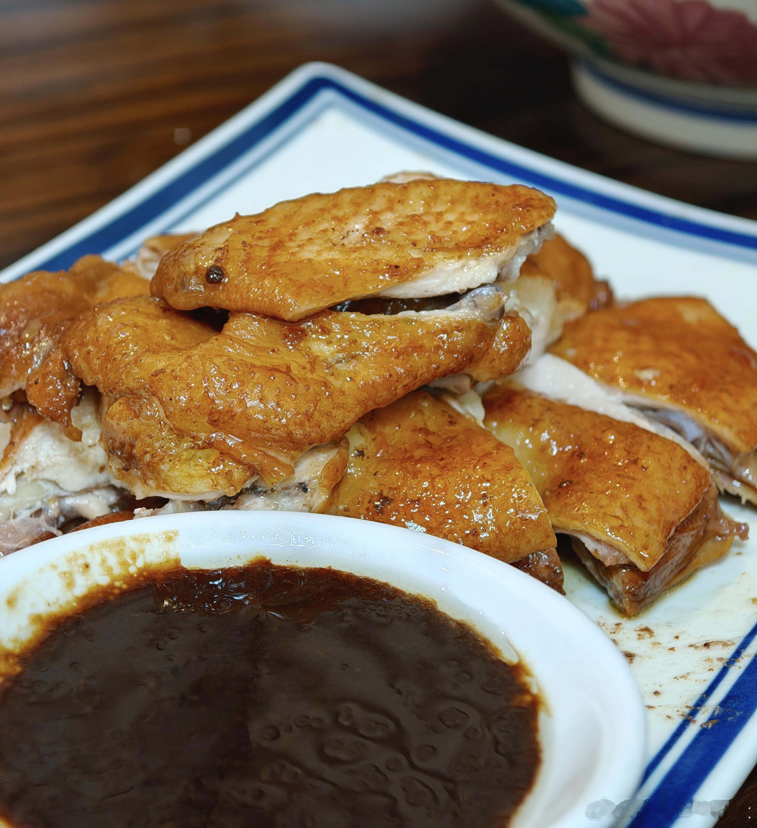 这几天在珠海吃了几家私房菜，印象最深的是叫蛇平饭店，这家店已经开了36年了。环境