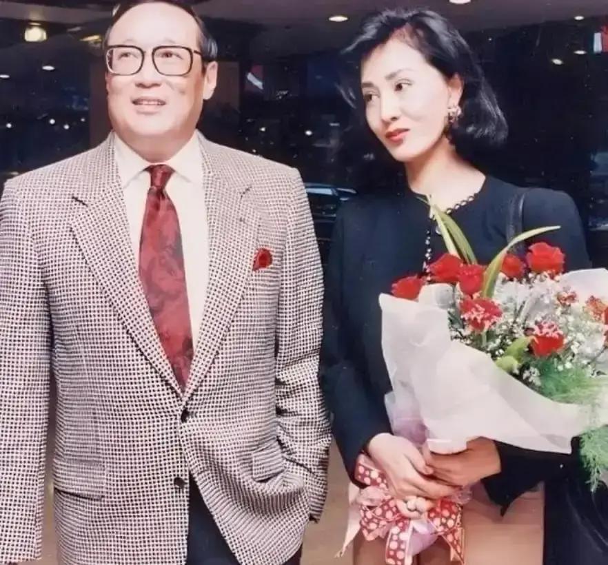 她忍了小三43年，不是窝囊，是布局。赵世光中风倒下那天，签完最后一份文件的