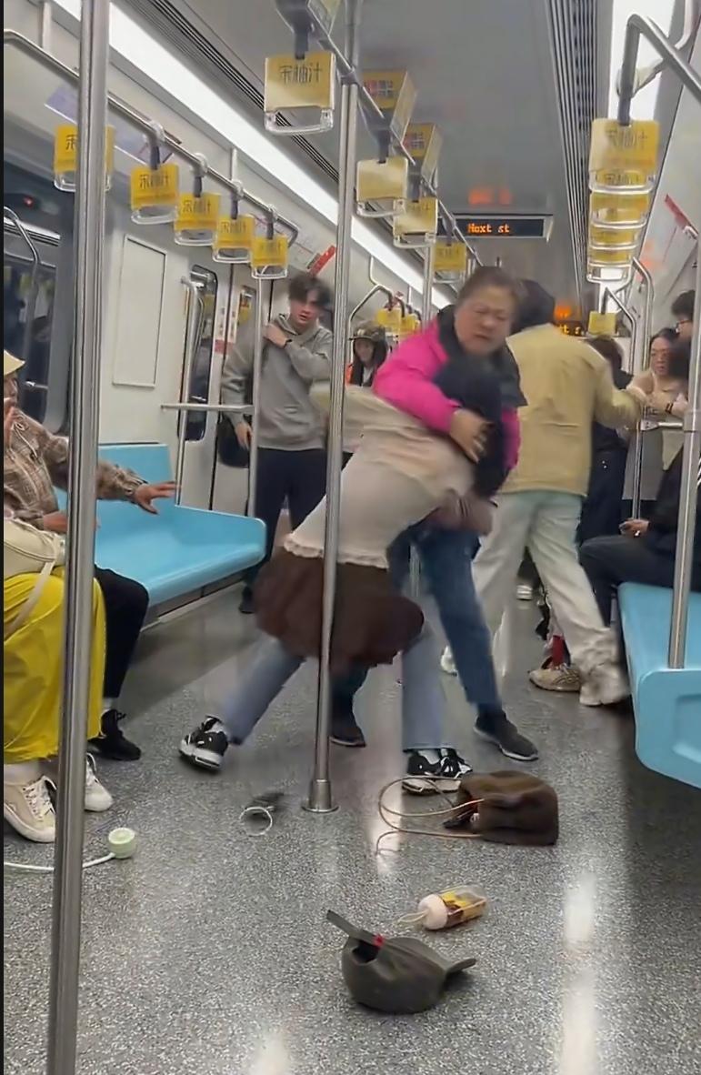地铁上，66岁阿姨和32岁女子因抢座扭打在一起，警方已立案。视频里两人从口角升级