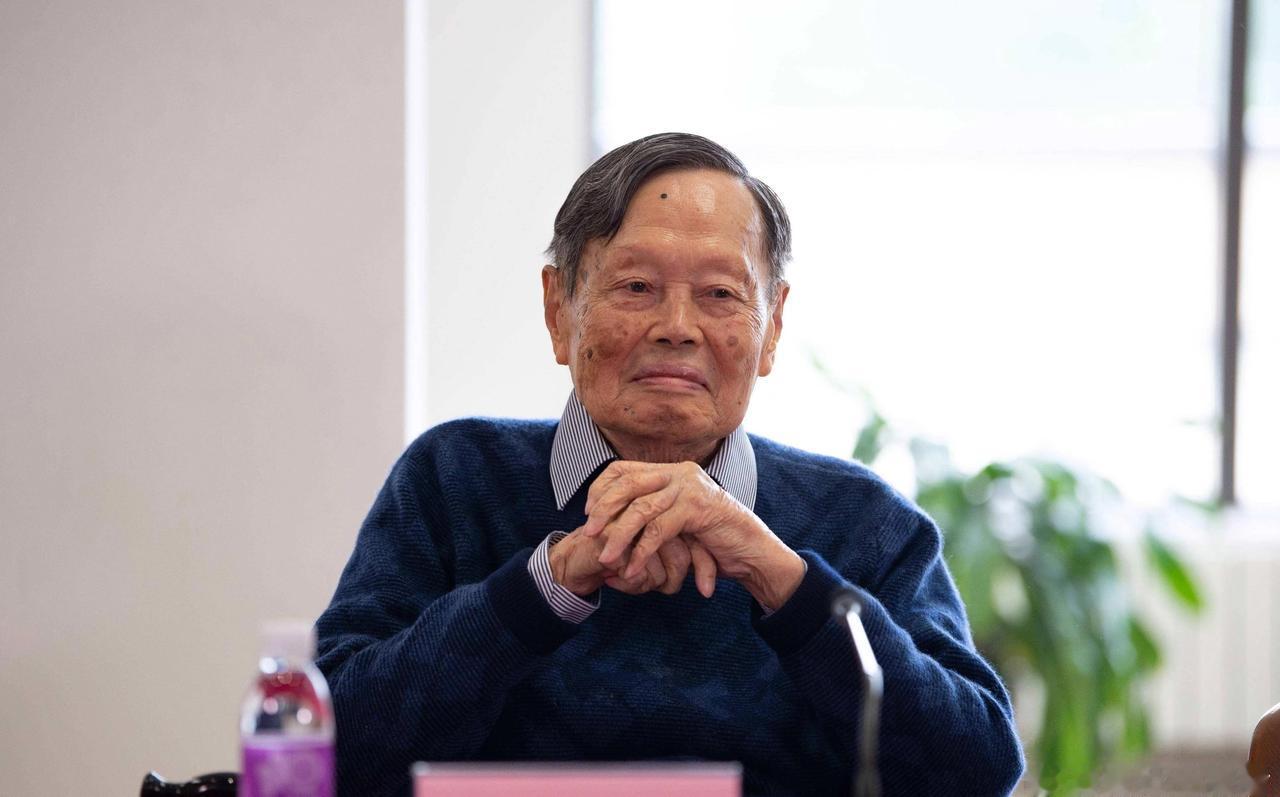 杨振宁是一位具有深远影响力和卓越贡献的伟大科学家，1954年，他与罗伯特·米尔斯