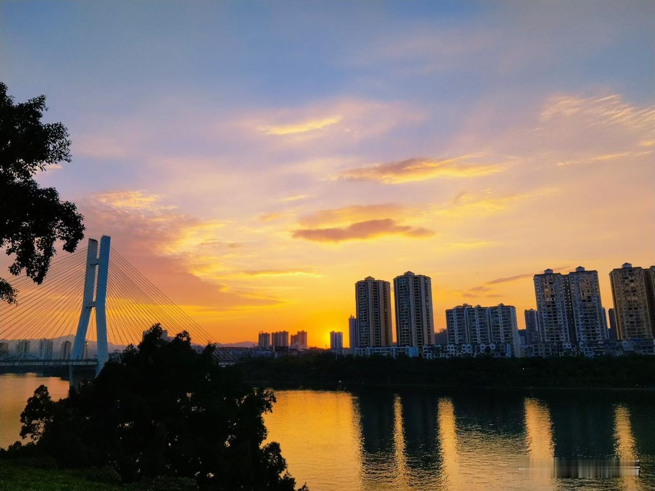 一位养生专家说：“想要多活几年，就请您退回本位。水果少吃，饮料不喝，酸奶不喝，