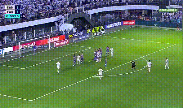 内马尔罚任意球，用了国际足联禁止的技术，虽然没进，但是看到现在的马儿是多么开心。