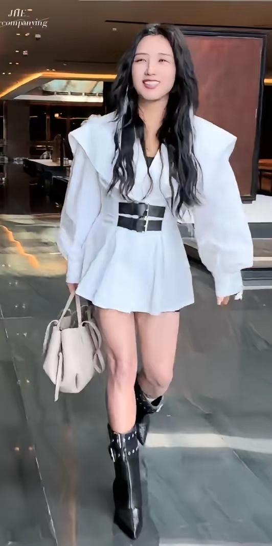 何洁瘦下来，第一反应全是：抽的吧？她大方认了：抽过，效果不行。极端节食、网红方法