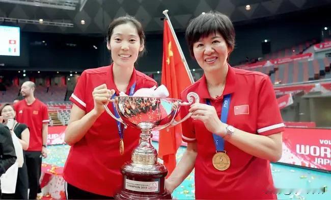 郎平带队七年三冠，主要得益于当时拥有世界级主攻手朱婷助阵，更有扬名世界的强力组合