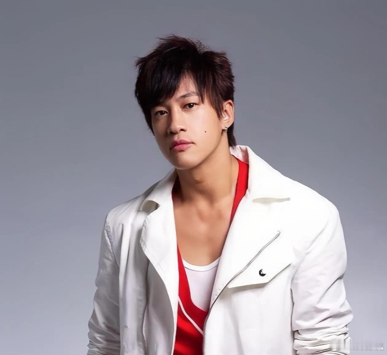 主持人问何润东:“你媳妇和你妈有没有矛盾、有没有争吵？”何润东说:“多多少少会有